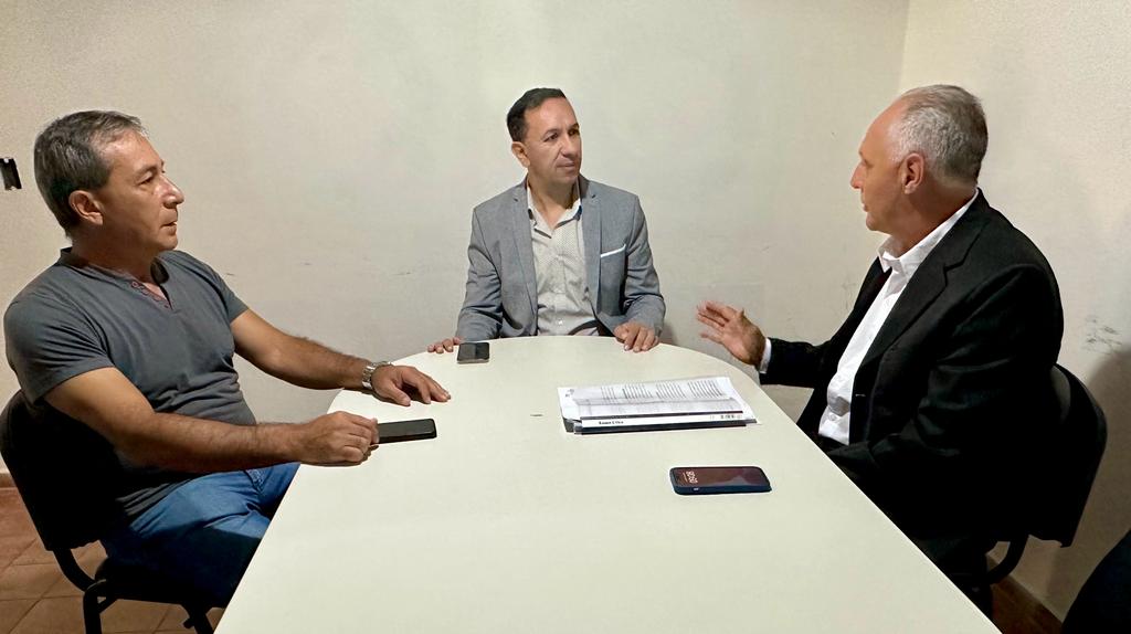 TWAMADERNA's tweet photo. Nos reunimos con José Mariani, interventor del SOYEAP, y Carlos Constante de la Delegación Tw. Dialogamos sobre la delicada situación que atraviesa el gremio. Nos pusimos a disposición ante el proceso de normalización que llevan adelante.
Nuestra prioridad serán los trabajadores. https://t.co/1z9cezYFYa