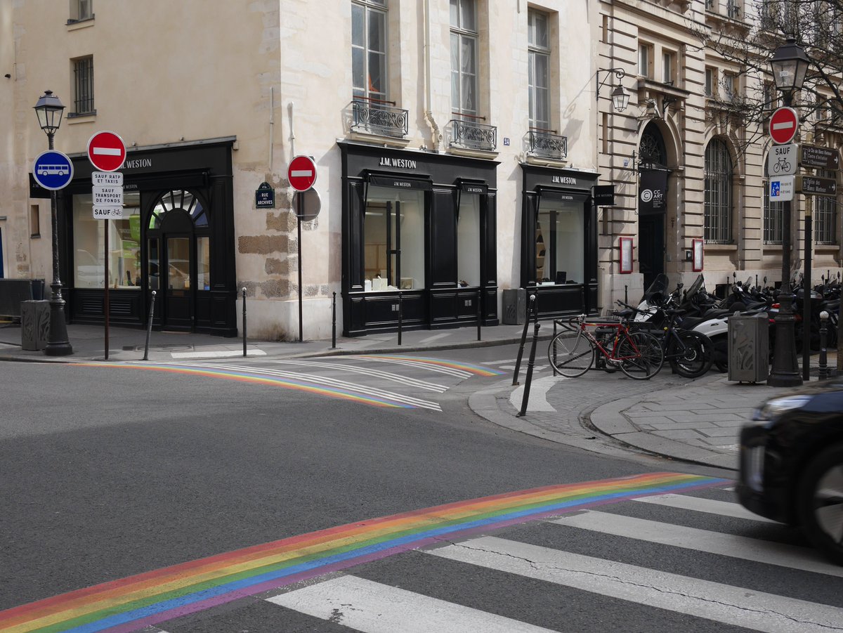 Maskloff's tweet photo. Le carrefour de la rue des Archives et de la rue des Blancs Manteaux est cerné par les #SensInterdit https://t.co/ztvbyiaPW0