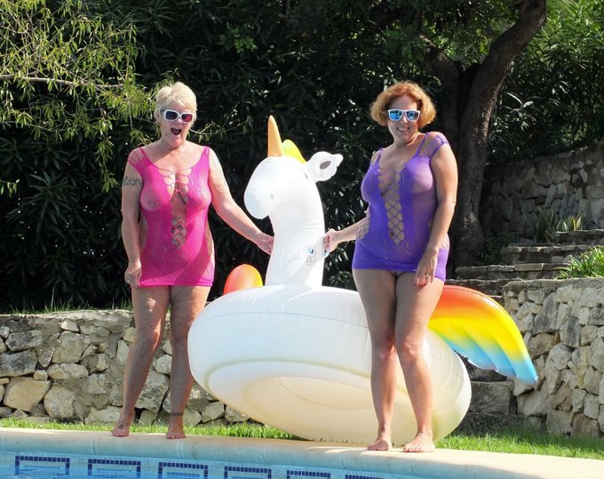 Larking around in the sunshine with Raz....see the full set... https://t.co/2rTshqxyTd  @CharmsandGents  #dress<a href="/tag/water"class="tags"><span>#water</span></a><a href="/tag/pool"class="tags"><span>#pool</span></a><a href="/tag/dress"class="tags"><span>#dress</span></a><a href="/tag/sunglasses"class="tags"><span>#sunglasses</span></a><a href="/tag/hoopearrings"class="tags"><span>#hoopearrings</span></a>