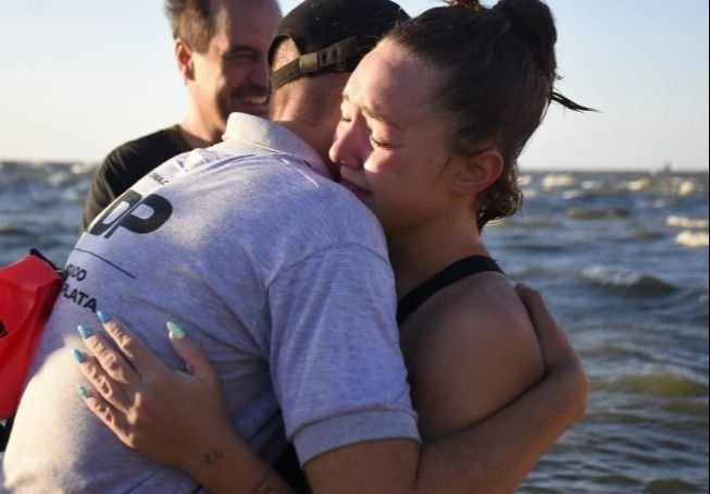 ElComodorense's tweet image. #RecordNacional | Pilar Tellería tiene 19 años y se convirtió en la nadadora más joven de la historia en cruzar el Río de la Plata

Leer más en elcomodorense.net/pilar-telleria…