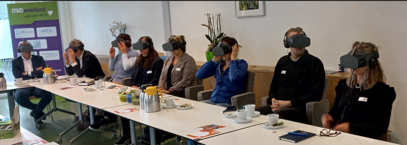 10 Westlandse werkgevers volgden deze week de succesvolle masterclass 'Investeren in taal op de werkvloer loont.' bij <a href="/Patijnenburg/">Patijnenburg</a> . Met een VR-bril van <a href="/Lezenschrijven/">Stichting Lezen en Schrijven</a> zagen zij een gesprek met een laaggeletterde en ze leerden over de cursus taal op de werkvloer. Interesse?DM!