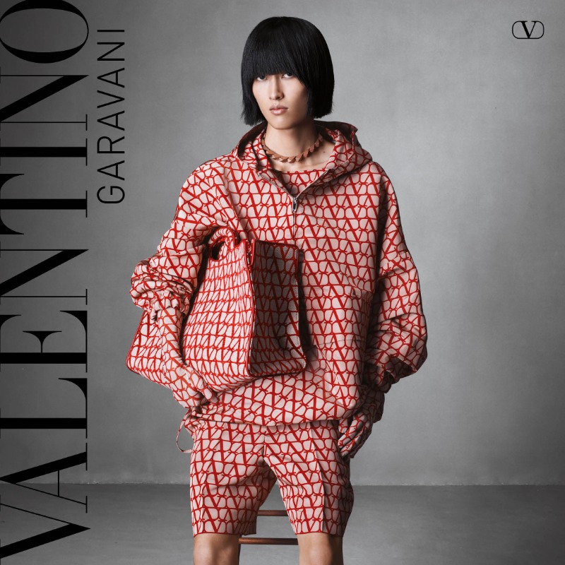 MaisonValentino's tweet photo. Plongez dans la campagne #UnboxingValentino, imaginée par le directeur créatif Pierpaolo Piccioli et réalisée par Steven Meisel. Découvrez les looks inédits et les accessoires #ValentinoGaravani.