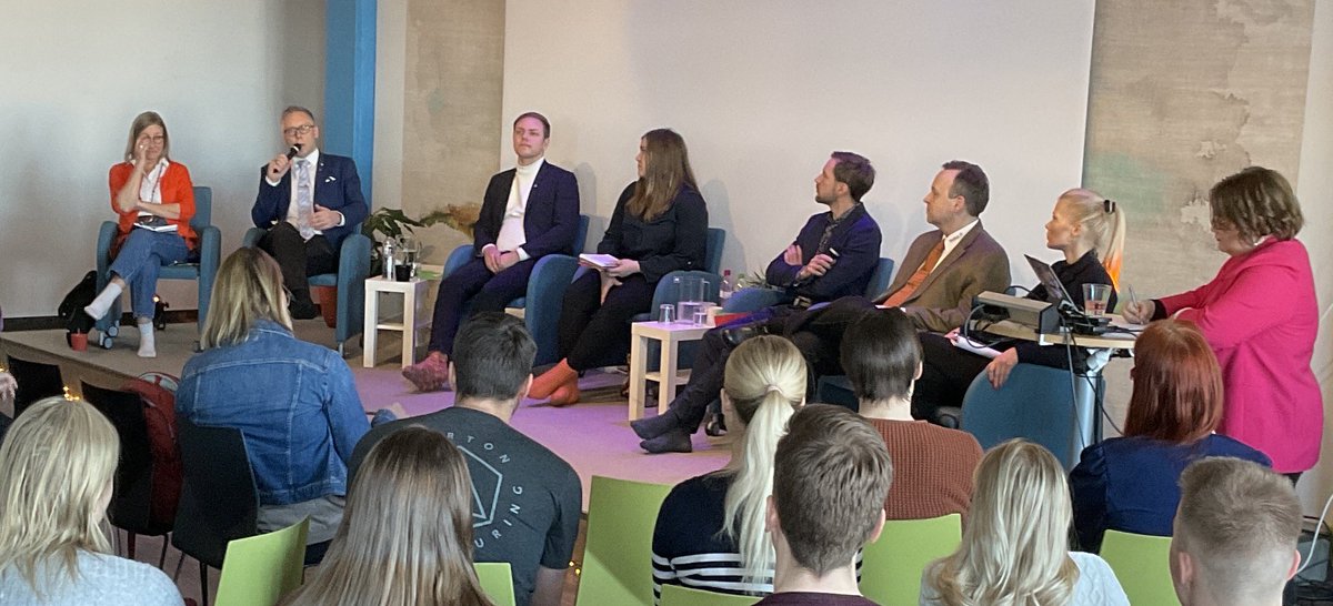 Vaalipaneeli tuli ihan kulmille. #proakatemia