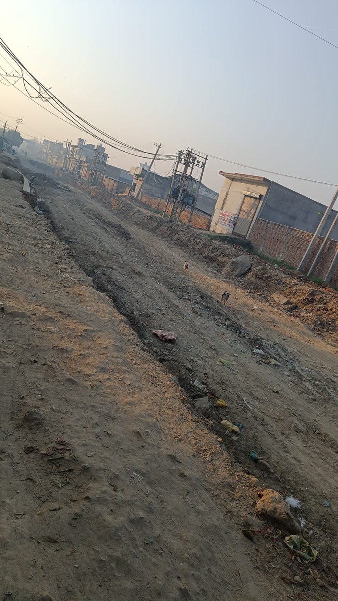 sumittanwar9050's tweet photo. Achi bat h neta ji pr yha ki public ko to h . Aa Dolan krne k ley time h kise k pass bas suba se lekar rat tak massage krte rhete ho bs flyover ke liye ek jagah gol hone ke liye bs time nhi 🤔🤔🤔🤔 https://t.co/6KHtuHF10u