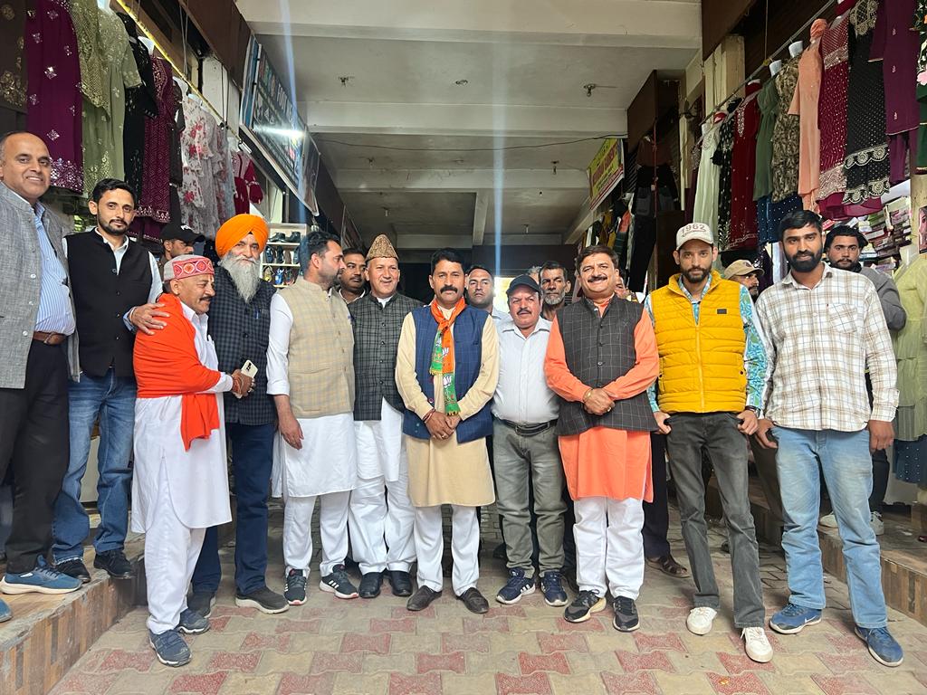 Pardeep_Poonch's tweet photo. I conducted a meeting with the workers of (89 Booth) of Mendhar Mandal under Booth Sashaktikaran Abhiyan at Mendhar. During the meeting large no. of workers were also present .
#PardeepSharma
#EX_MLC https://t.co/9gkiqQbJNR