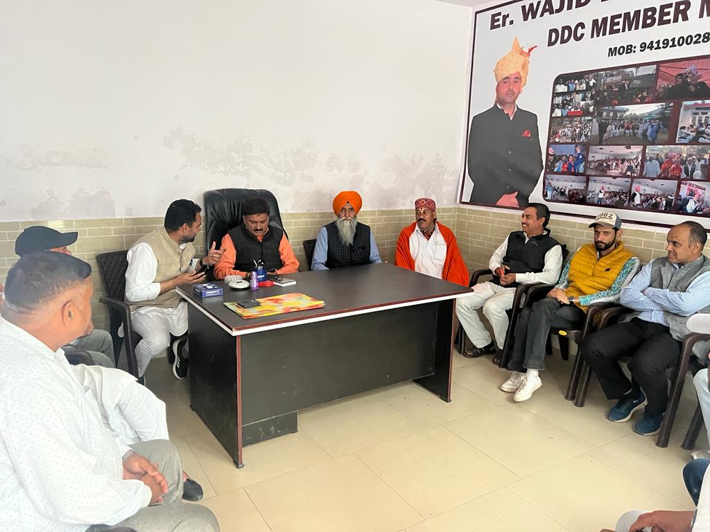 Pardeep_Poonch's tweet photo. I conducted a meeting with the workers of (89 Booth) of Mendhar Mandal under Booth Sashaktikaran Abhiyan at Mendhar. During the meeting large no. of workers were also present .
#PardeepSharma
#EX_MLC https://t.co/9gkiqQbJNR