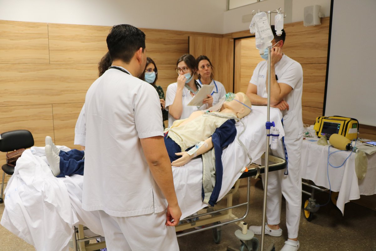 CSTerrassa's tweet photo. 📣Seguim amb les formacions als nostres #residentsCST❗prova pilot de #simulació per profunditzar i millorar el coneixement i maneig de l'atenció al pacient agut en els diferents àmbits de l'hospital, així com saber identificar als pacients crítics i actuar de forma segura🔝 https://t.co/AZLRLsVBDx