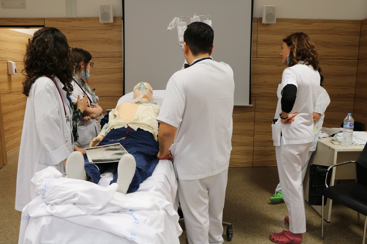 CSTerrassa's tweet photo. 📣Seguim amb les formacions als nostres #residentsCST❗prova pilot de #simulació per profunditzar i millorar el coneixement i maneig de l'atenció al pacient agut en els diferents àmbits de l'hospital, així com saber identificar als pacients crítics i actuar de forma segura🔝 https://t.co/AZLRLsVBDx
