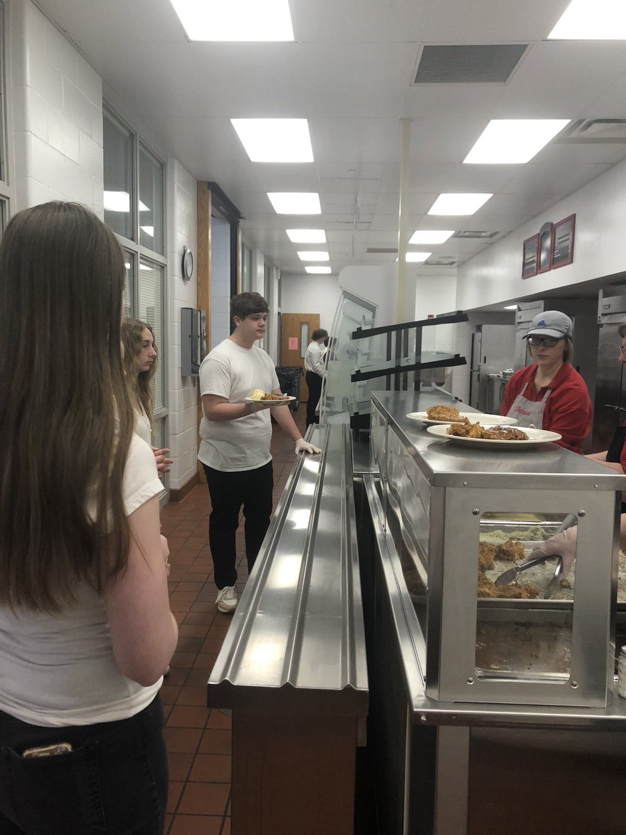 SheridanGeneral's tweet photo. Talk about hardworking students.  These students volunteered their time to setup, decorate, serve dinner, and cleanup for the National Honor Society Banquet.  They did a fabulous job!! https://t.co/l7gLcnnc4Q