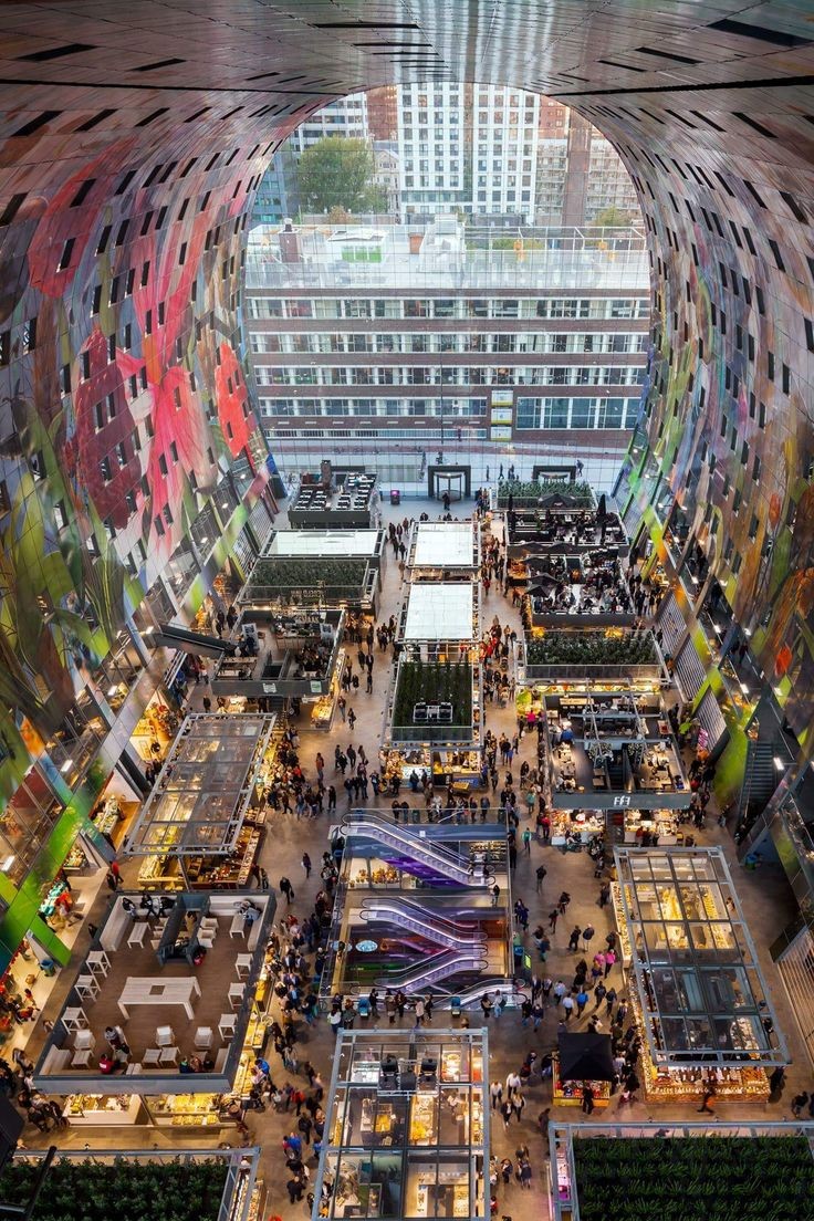 marcellodipotti's tweet photo. Dit is waarom ik de Markthal in @rotterdam ooit koopkathedraal ben gaan noemen. Wie in de nok in het onderhoudsbakkie gaat zitten, ziet pas hoe enorm de ruimte is, omgeven door de overweldigende Hoorn des Overvloeds. De mens is nietig in deze Sixtijnse Kapel der Lage Landen! 💚 https://t.co/Jf2FmL225J