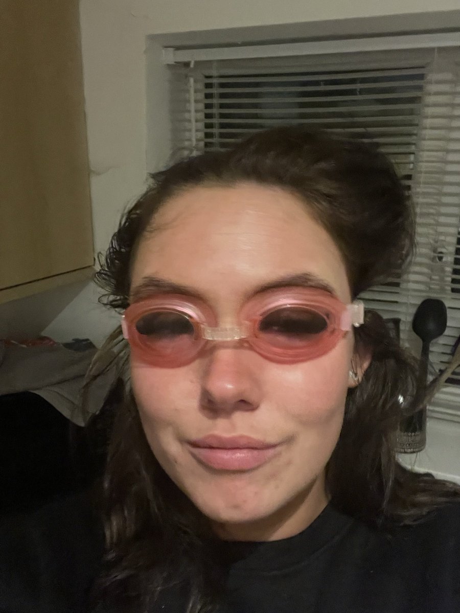 Jess_1239's tweet photo. When you’ve had ur lashes done but need a shower 🥽 #lashproblems https://t.co/XAxVvlgcaE