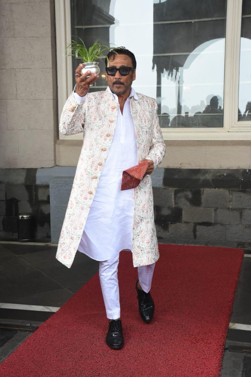 Jackie Shroff gets clicked at #Alannapandey’s wedding!

@apnabhidu #jackieshroff #style #fashion