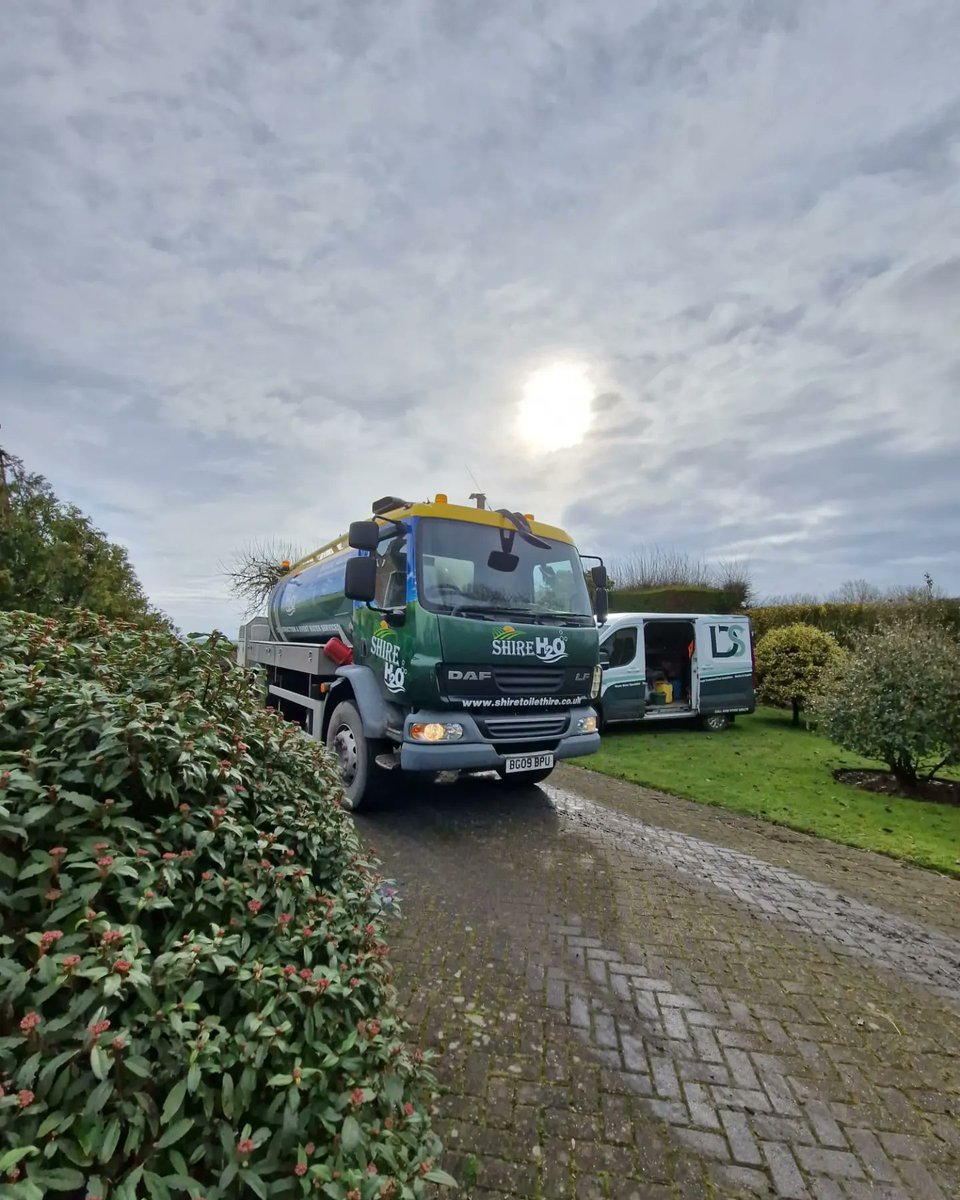 ShireToilet's tweet photo. Another flat out day for our lorries abd 4x4's today! Water &amp; welfare deliveries and container relocations. Ready for flat out Friday tomorrow 😁

#deliveries #water #anglianwater #serverntrent #waterfill #waterlorry #hiablorry #containers #relocations #securestore #hiabhire https://t.co/5nVdjb3hcc