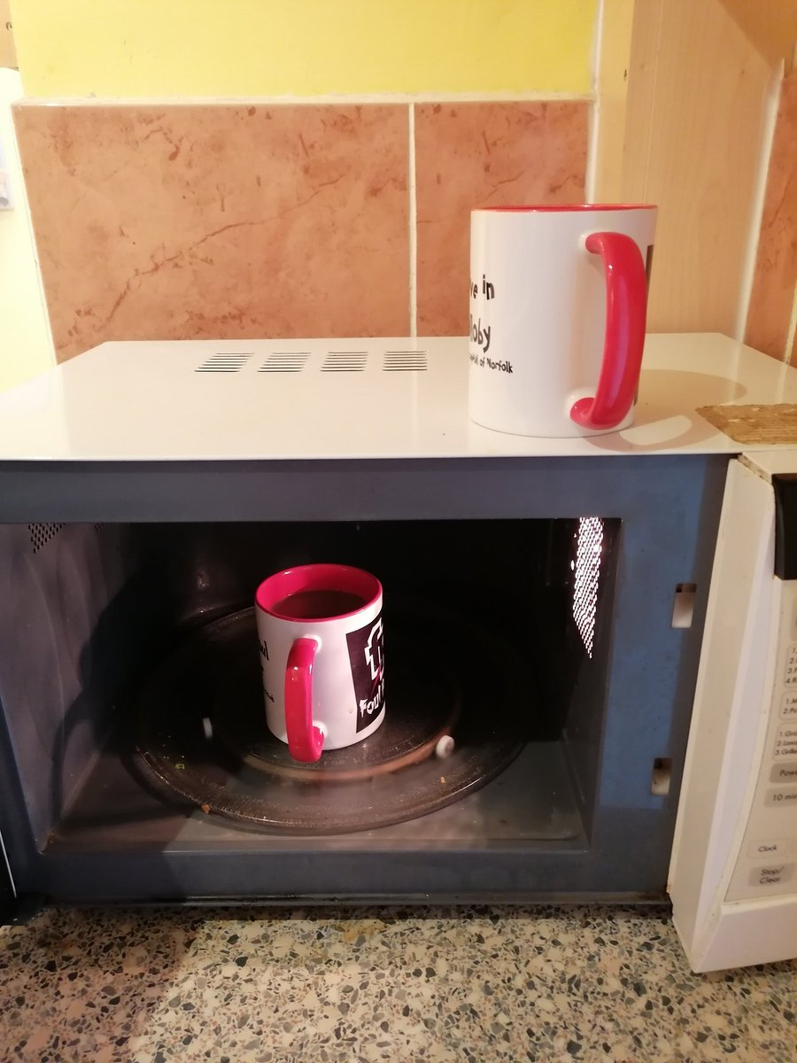swan_actor's tweet image. About to heat up a mug o filter coffee (decaf) inth&apos; microwave and what did I find inside?
#ActuallyAutistic
#ADHD?
#ExecutiveDysfunction
#HomeAlone