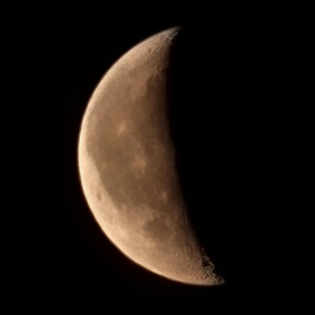 josefberka's tweet photo. Tak jsem dnes ráno při venčení vyzkoušel, jak ten #Samsung dopočítává ten měsíc 🌒... Hele jako jo, jde mu to 🤓 Trochu mě mrzí, že jsem před pár lety měl takovou radost, jaký jsem skvělý fotograf, když se mi povedl krásný měsíc nad Alpami v Itálii... https://t.co/k56eYuvQIu