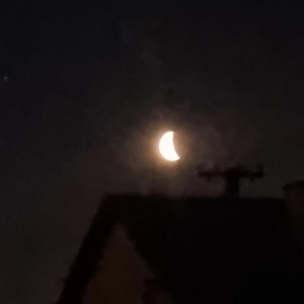 josefberka's tweet photo. Tak jsem dnes ráno při venčení vyzkoušel, jak ten #Samsung dopočítává ten měsíc 🌒... Hele jako jo, jde mu to 🤓 Trochu mě mrzí, že jsem před pár lety měl takovou radost, jaký jsem skvělý fotograf, když se mi povedl krásný měsíc nad Alpami v Itálii... https://t.co/k56eYuvQIu