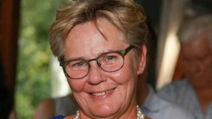 Sentletse's tweet photo. A white DA councillor Nora Grose was arrested and charged with fraud and corruption. She was re-elected as councillor in 2021 and appointed to serve in an oversight committee while out of bail. The City o Cape Town pays for her bodyguards and legal fees.

Malusi Booi is black! https://t.co/6ArgBeWee5
