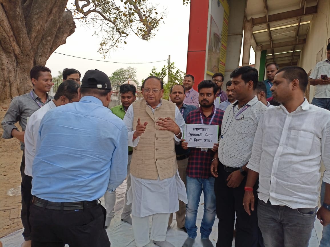 Ku86Pawan's tweet photo. Aaj drcc bhojpur karmi ke 3din strike pe,mananiye purva krishi mantri adarniye Amrendra Singh ka swagat hua or hamari mango ko lekar sadan m baat uthane ki v kamna karte hua humlogo ko ashwashan diye. https://t.co/PFnA4XpzX8