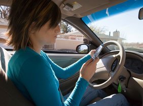PoliciaTelde's tweet photo. Aunque presumas de eso de #YoControlo si mientras conduces le echas un vistazo al móvil, en un instante te puedes salir de la vía o invadir el carril contrario y provocar un accidente
#NoTeLaJuegues https://t.co/bo4UEyi5iD