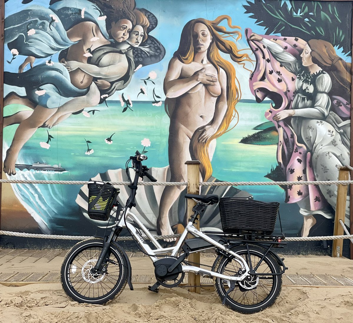 I know it’s not Monday 🤪 <a href="/ternbicycles/">Tern Bicycles</a> but couldn’t resist this wonderful mural on my way to a meeting today. #ArtatWestbeach Bournemouth, UK #MuralMonday
