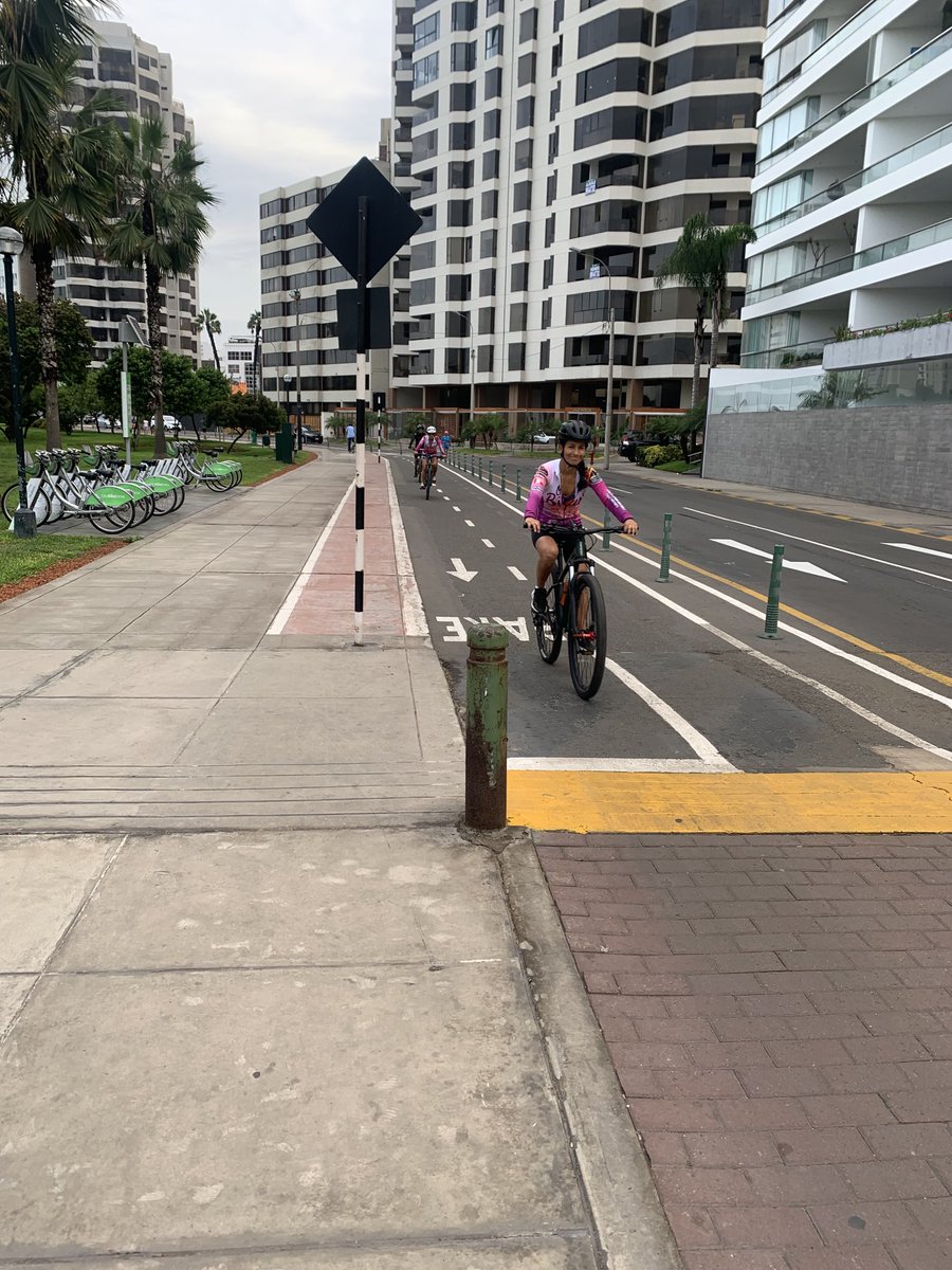 jasantosf's tweet photo. No son los Países Bajos. Es Lima. Ciclovía marítima donde todos los sistemas de transporte conviven con seguridad. Bicis, monopatines, autos, buses. Si se puede. Ya está inventado. ⁦@montevideoIM⁩ https://t.co/ytEfzNfoE3
