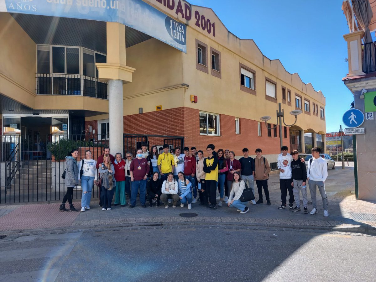 HospitalariasGr's tweet photo. Visita Intergeneracional de los Servicios Sociales de Churriana y el IES Federico García Lorca al CDO #Realidad2001 Este municipio siempre comprometido con las capacidades de las personas. #JuntosSomosMás @AytoChurriana @iesfgl https://t.co/p9eikBktmk