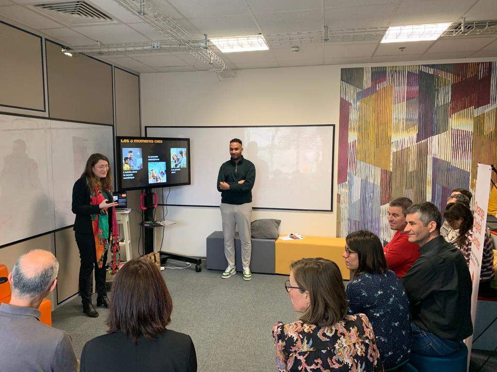 🧑‍🏫Eduquer les enfants au #numérique, ça passe aussi par les parents 😉
C'est la raison pour laquelle nous les accompagnons pour adopter les bons réflexes, pour un numérique plus sûr pour leurs enfants. Comme aujourd'hui, à #Rennes, à la Villa Atlantique ! 

#OrangeDigitalCenter