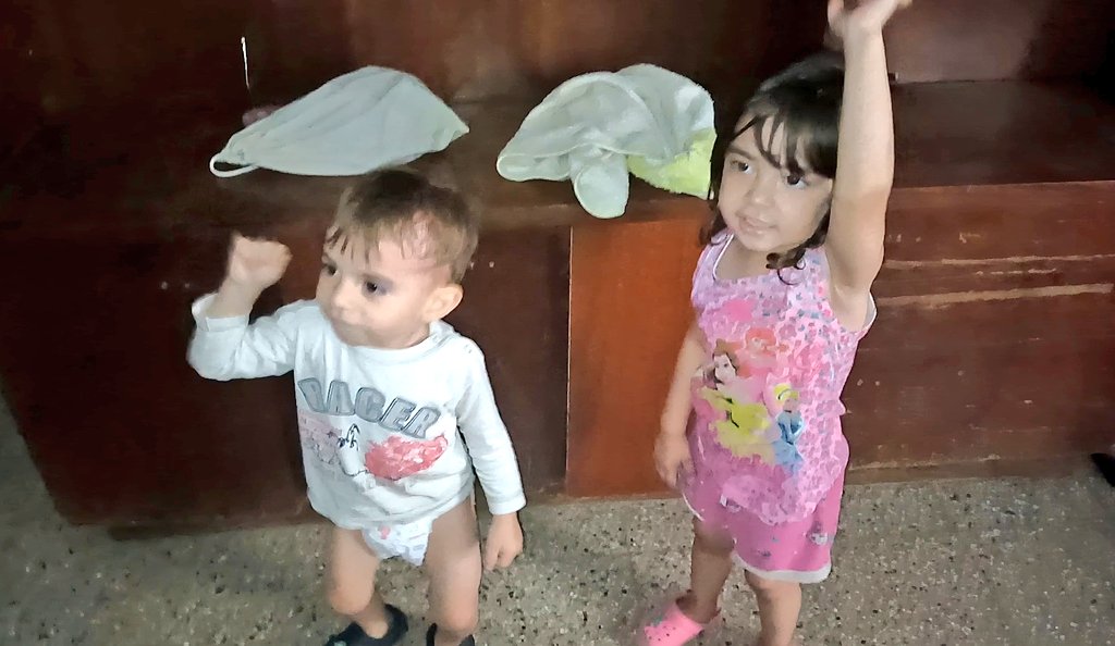 sabriiPosadas's tweet photo. Buenos días mirando juntos #nadiedicenada @nadiedicenada_ acá están bailando y arengando por la canción de NDN. Nos mandan saludos? Otra vez somos nosotros, si, Camilo y Gianna (lee bien nico es GIANNA, NO GIANNA) #nadiedicenada https://t.co/Yqn0hGkJ3G