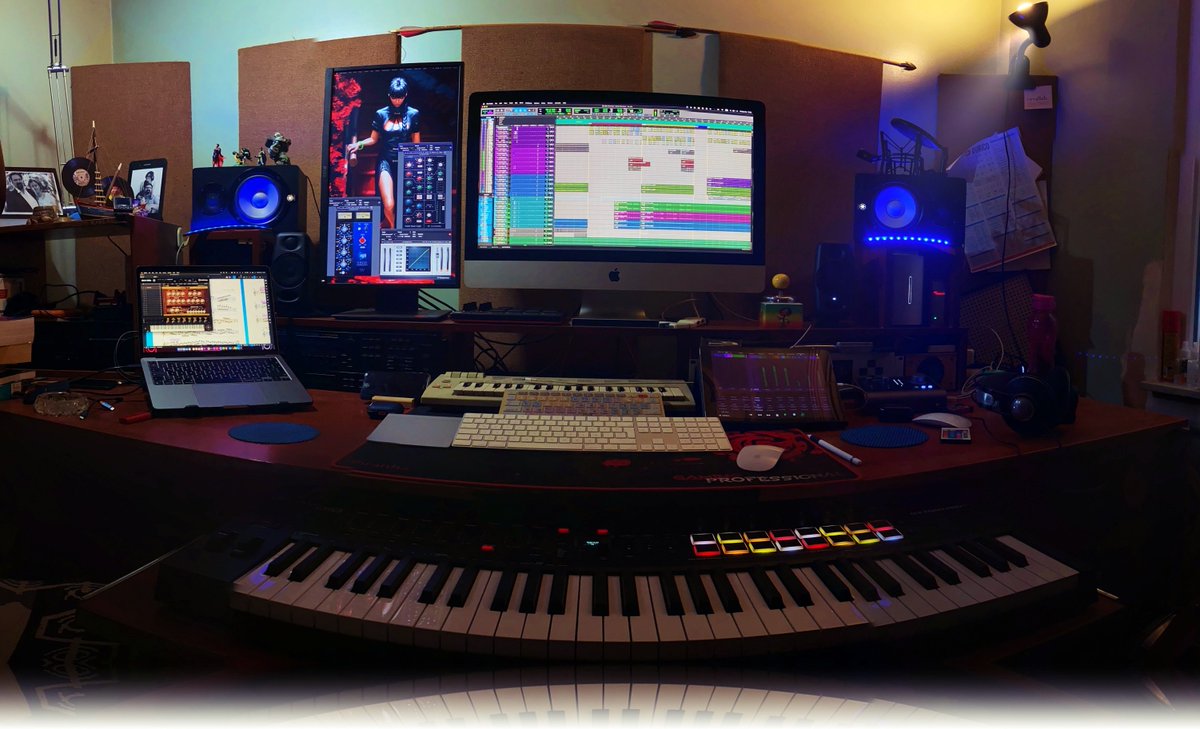 KursatTaydas's tweet photo. Online dersler bittikten sonra kendime geleyim diyorum ama yorgunluktan halim kalmıyor birbirimize böyle bakıp duruyoruz . #myhomestudio #mydesksetup https://t.co/vw41w6yfTt