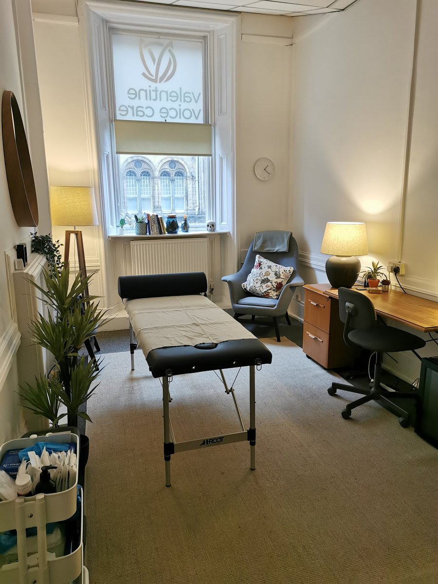 Therapy works best when the whole person is considered...and that's best done in a beautiful space like this one! 👇🏼Delighted to collaborate with Valentine Voice Care and have access to this super nurturing room in central Glasgow 🌱🧘🏻‍♀️