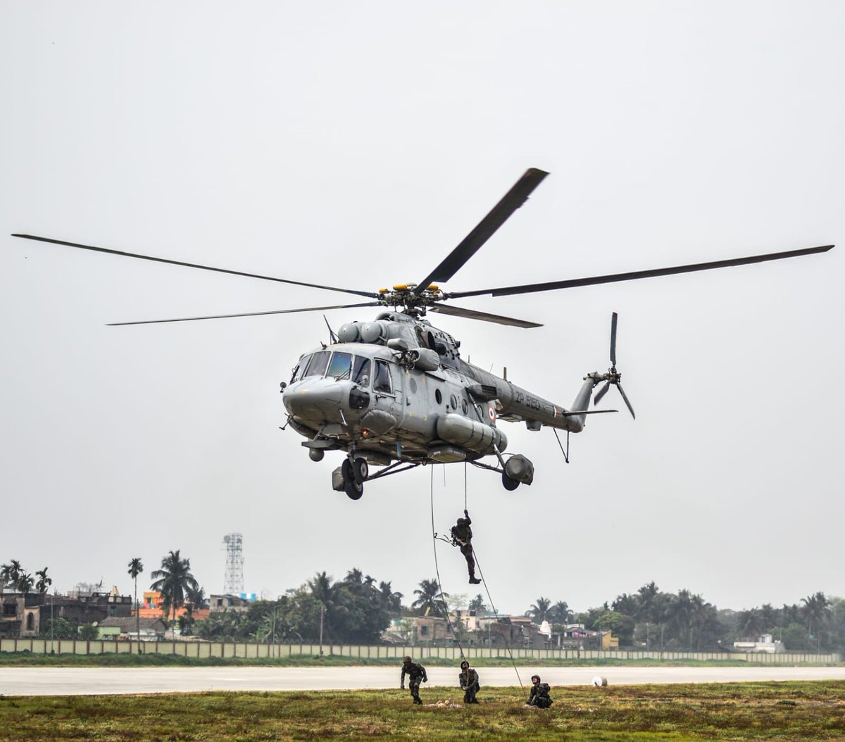 #BrahmastraCorps with #IndianAirForce carries out Special Heliborne Operations exercise with troop insertion by low hover jump.... 

#IAF #Airforce #Mi17 #helicopter #Exercise #Heliborne