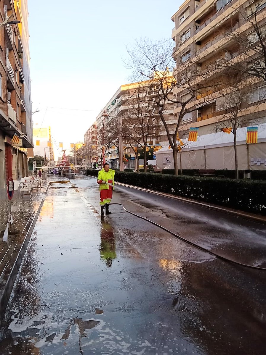 NemasaMislata's tweet photo. 🚛💦 Después de la celebración de los actos falleros, las brigadas de #Nemasa realizan #baldeos y trabajos de #limpieza en profundidad para que las calles y plazas de #Mislata recuperen la normalidad lo antes posible. https://t.co/Luw3suTI5M