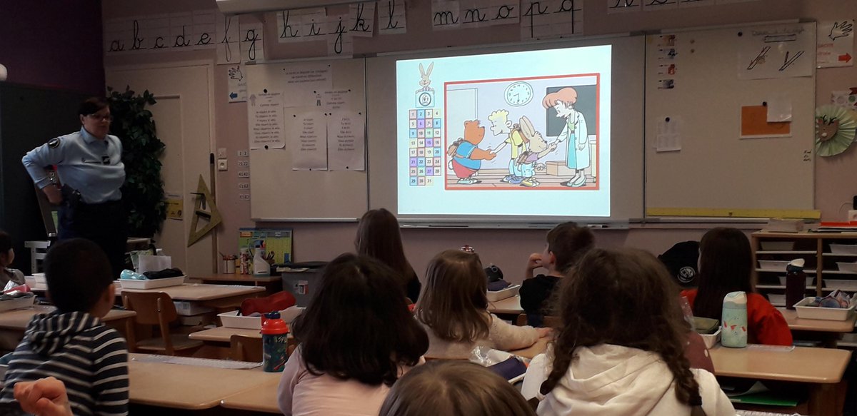 Gendarmerie_054's tweet photo. #Prévention harcèlement et règles du "bien vivre ensemble" de la #MPF54 à Pompey, pour les CP de l'école R. Piecuch, avec "Les aventures d'Oscarine et ses amis", livret élaboré par MPF54, et financé par #CD54🙏. La MPF est également intervenue en CM2 sur le thème du harcèlement✅ https://t.co/m1F0X4aIcB