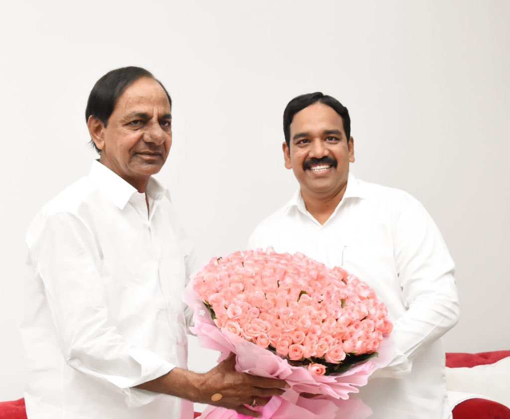 msreddy207's tweet photo. ఎమ్మెల్యే కోటా ఎన్నికల్లో ఏకగ్రీవంగా ఎన్నికైన సందర్భంగా సీఎం కేసీఆర్ గారిని, ఎమ్మెల్సీలు కుర్మయ్యగారి నవీన్ కుమార్, దేశపతి శ్రీనివాస్, చల్లా వెంకట్రామిరెడ్డి మర్యాదపూర్వకంగా కలిసి తమ కృతజ్జతలు తెలిపారు. ఈ సందర్భంగా వారిని సిఎం కేసీఆర్ ఆశీర్వదించి, శుభాకాంక్షలు తెలిపారు. https://t.co/JVOYsiggui