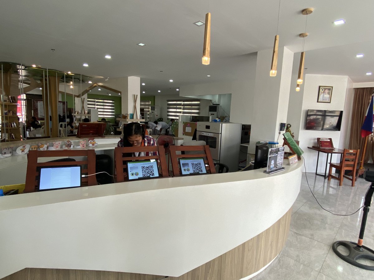 indiohistorian's tweet photo. A pleasant surprise to find a public library packed with young people! Look at the facilities! And this is not in Manila. This is the 4-storey Cagayan Provincial Learning and Research Center, right at the center of Tuguegarao! https://t.co/RaFzP67YSk