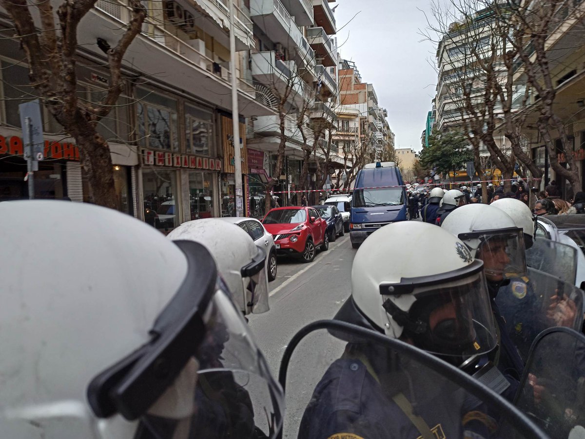 laf_portal's tweet photo. [Θεσ/νικη] Αστυνομικές δυνάμεις αφου περικύκλωσαν την κατάληψη Mundo nuevo, πραγματοποίησαν ξανά εκκένωση. Μέσα στο κτίριο βρισκόταν 15 σύντροφοι οι οποίοι μεταφέρονται στο Α.Τ.
#antireport #laf_portal #mundonuevo https://t.co/oJRxUtoqoX