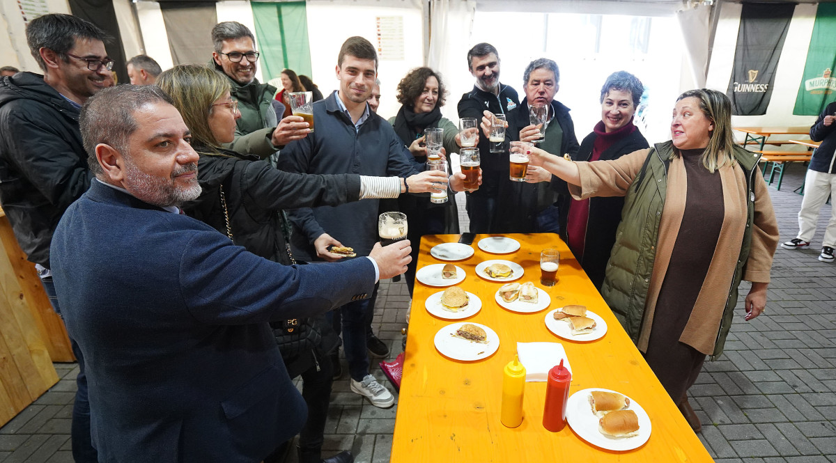 PontevedraViva's tweet photo. PONTEVEDRA.- Un brindis das autoridades cos Mareantes inaugura a carpa de San Patricio
 https://t.co/ntqYbtBPoH https://t.co/KA8ayWaZQx
