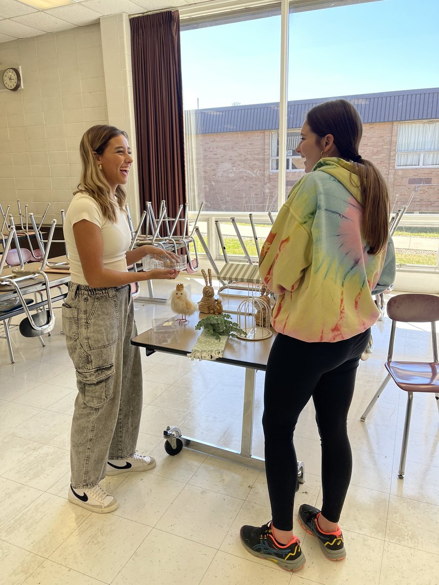 GoldenBearsVol1's tweet photo. Kim displays an all natural face mask. Also checkout the display the girls made for our mock skin care business! #talentedgirls https://t.co/WedLnY86uU