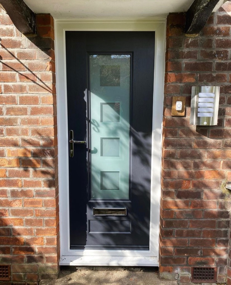 This ‘Vogue Cube’ style #rockdoor provides a truly stunning look, allowing a modern and contemporary entrance to your home! #wilmslow #alderleyedge #wilmslowglass