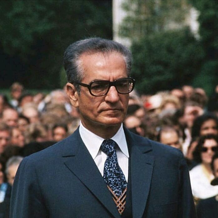 HananyaPersian's tweet photo. شاه, ایران را دوست دارد.

 دلیل اینکه من از کلمه گذشته «دوست داشتم» استفاده نمی کنم این است که عشق او به ایران امروز در دل میلیون ها ایرانی زنده است. https://t.co/WYRCi7qtpW