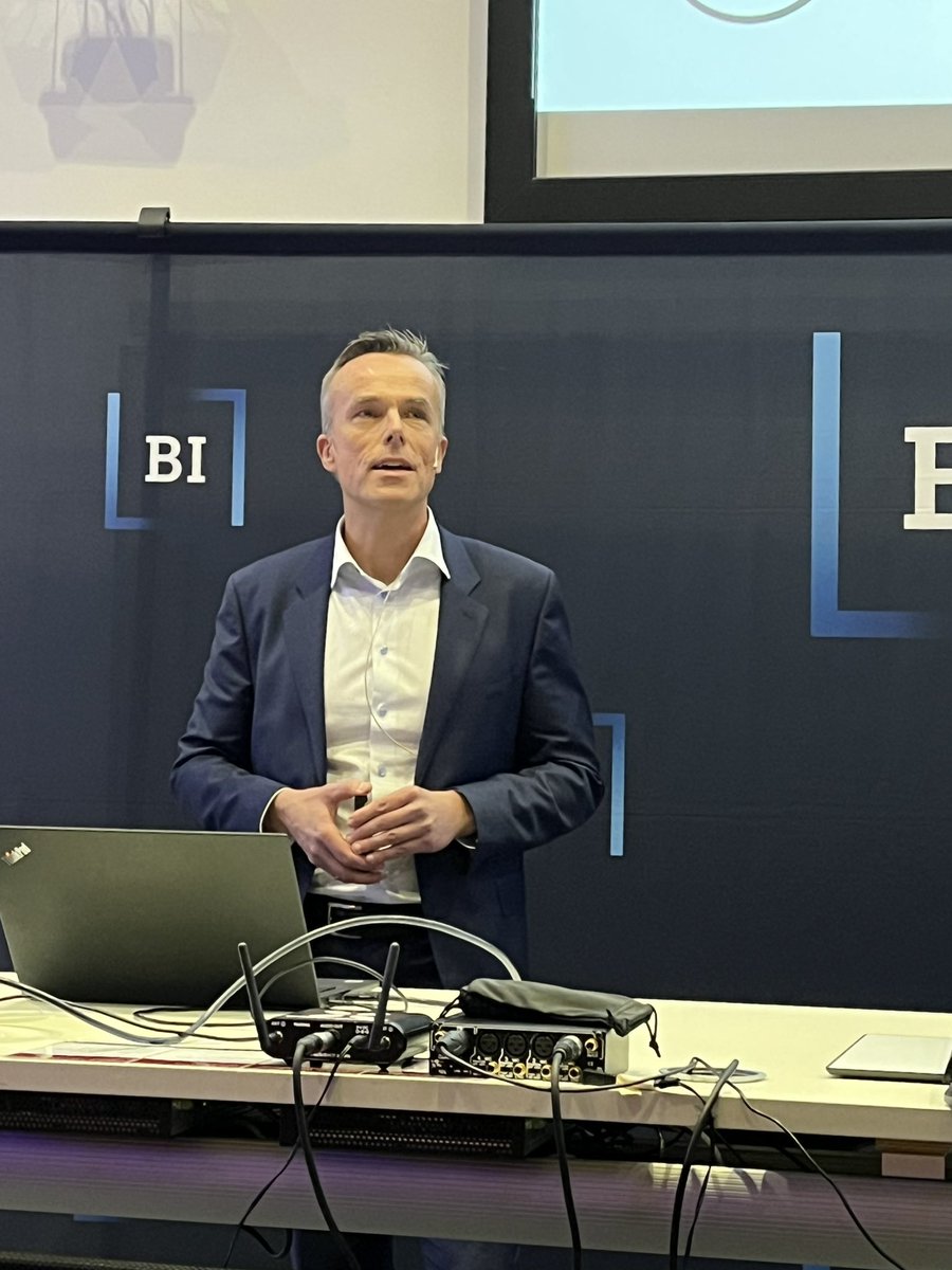 CDyrnes's tweet image. Espen Qvist i @PwC_no snakker om tjenester i EU vs. Norge - MVA seminaret på BI