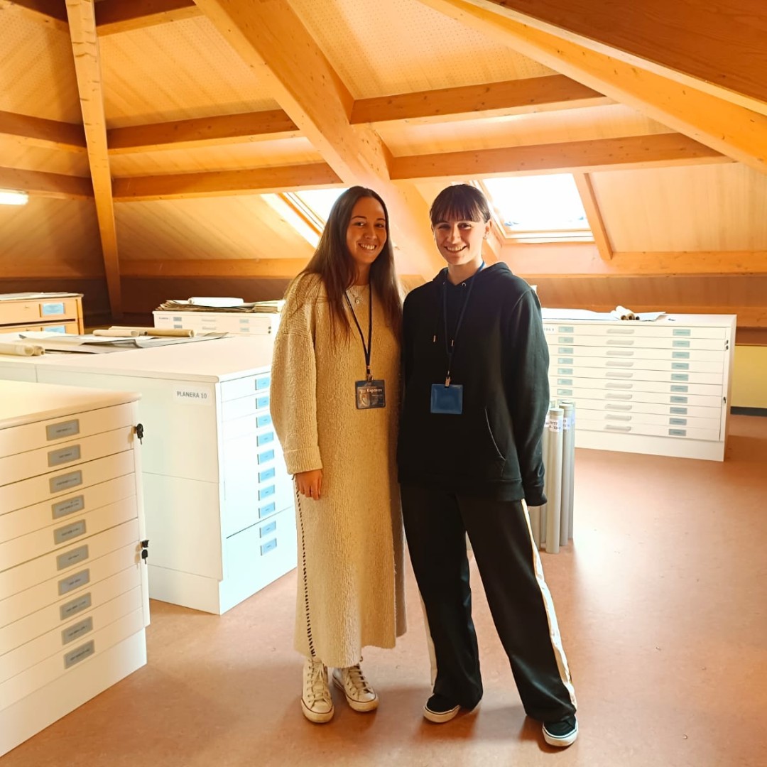 exponav's tweet photo. Tenemos 2 alumnas del @CIFerrol en prácticas, ambas de la primera promoción del grado en Gestión Digital de Información y Documentación. Son Patricia López Bellas, mención en Información para la Ciencia y Tecnología, y Nerea Pita Quelle, mención en Biblioteconomía y Archivística https://t.co/oyoXcFYfia