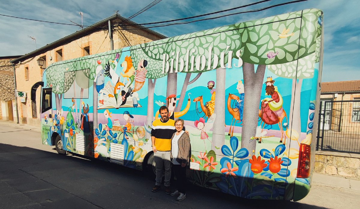 BCantimpalos's tweet photo. La semana pasada os hablábamos de los #bibliobuses y esta mañana hemos podido visitar el que recorre nuestra zona, por pueblos como #RodaDeEresma, #Valseca o #LosHuertos, a su paso por #Escarabajosa, en concreto en su parada frente al CRA Campos Castellanos. https://t.co/46bRQejDCP