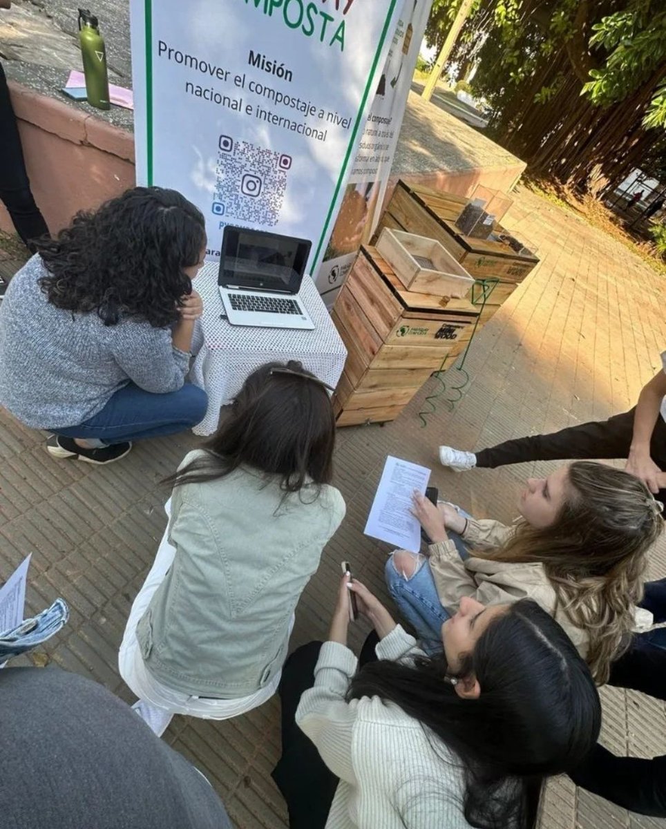 pycomposta's tweet photo. Fotos del taller de #compostaje 🤩♻️🌱
Gracias a todos los que participaron! 🤗
Y al grupo de alumnos de la FADA que organizó este taller! 🙌🏽🇵🇾
Cada uno puede contribuir al cuidado del medioambiente desde su propio hogar y acciones cotidias
Cuidemos el planeta🌎❤️ https://t.co/RH1qaCfmcT