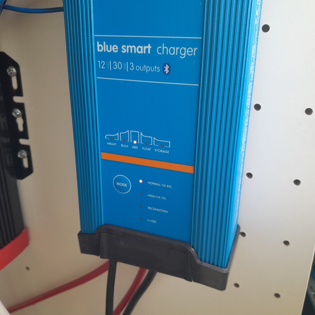 TubeScorpio's tweet photo. Jippie. Första källan för att kunna ladda våra batterier installerad och funktionell. En batteriladdare från Victron som kan ladda båda våra fritidsbatterier och även bilens startbatteri på en gång.
Följ oss gärna:
https://t.co/bEJGVLEBOK
https://t.co/LSJpApfKyh
… https://t.co/ofO9tWqwIN