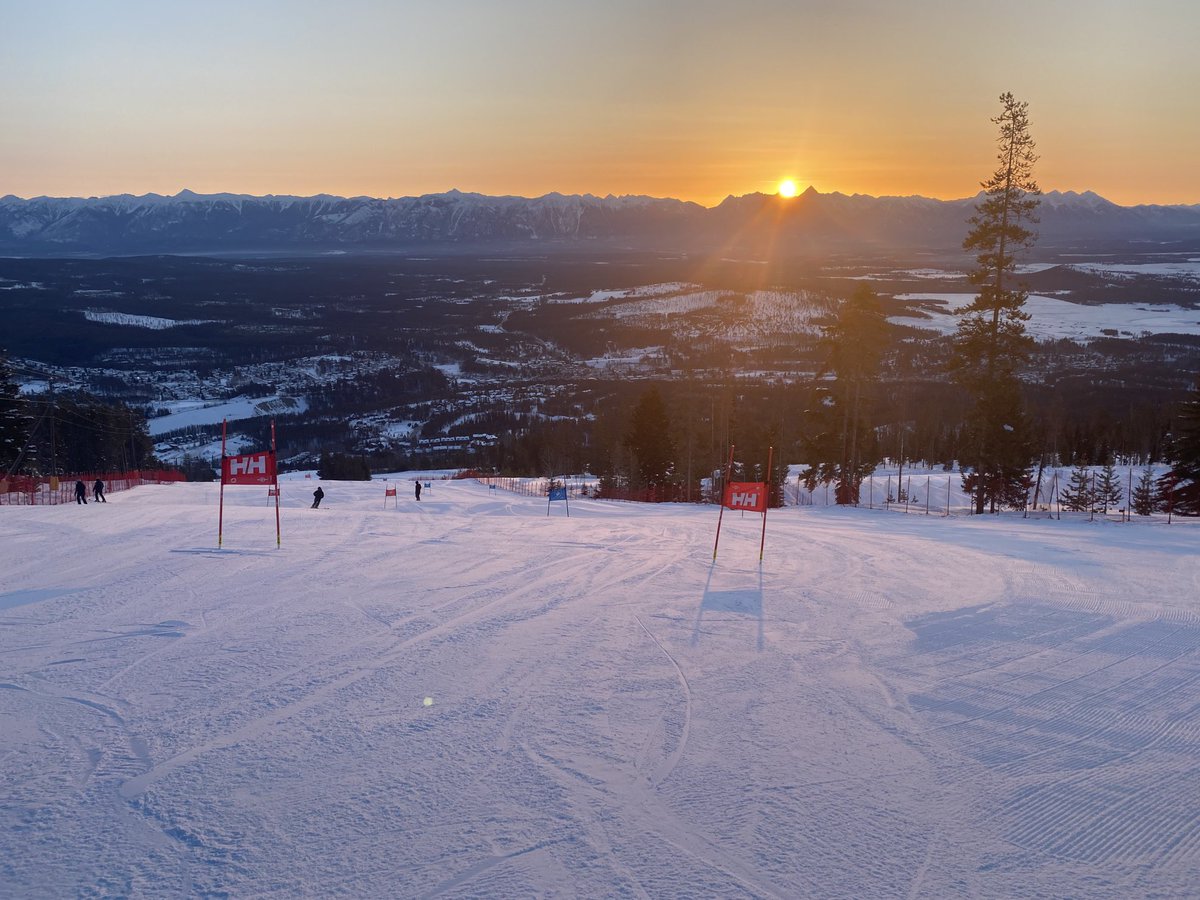 rtupper781's tweet image. Sunrise over the Rocky Mountains ⁦@SkiKimberley⁩. Super G day at the Canadian Championships. ⁦@Alpine_Canada⁩ ⁦@BCAlpine⁩ #skiracing