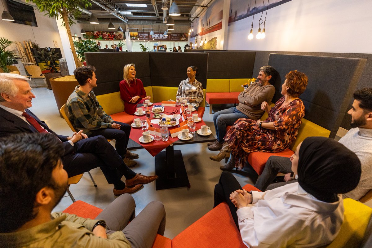 koninklijkhuis's tweet photo. Koningin Máxima bezoekt vier sociale ondernemingen die zich inzetten om eenzaamheid tegen te gaan. De organisaties zijn deelnemers aan Ondernemen tegen Eenzaamheid en worden drie jaar lang intensief ondersteund om eenzaamheid aan te pakken. https://t.co/d7PchKiiFL https://t.co/j66uo04GoZ
