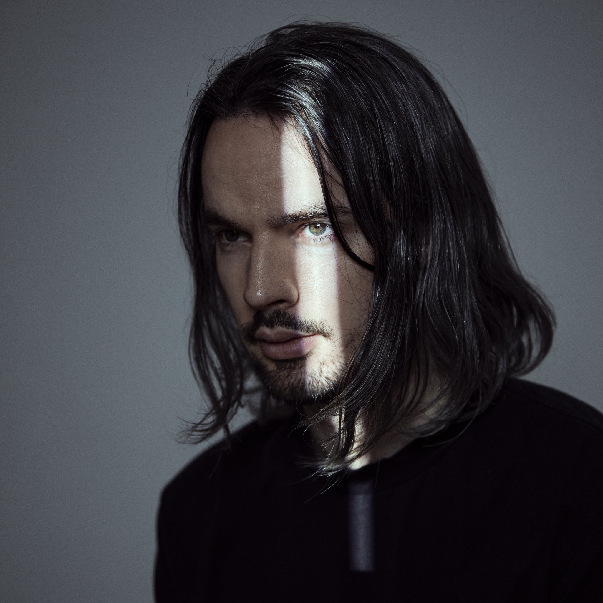 Matt music. Мэтт дэрэй диджей. Matt bellamy 2022. Muse мэттью беллами. Беллами muse.