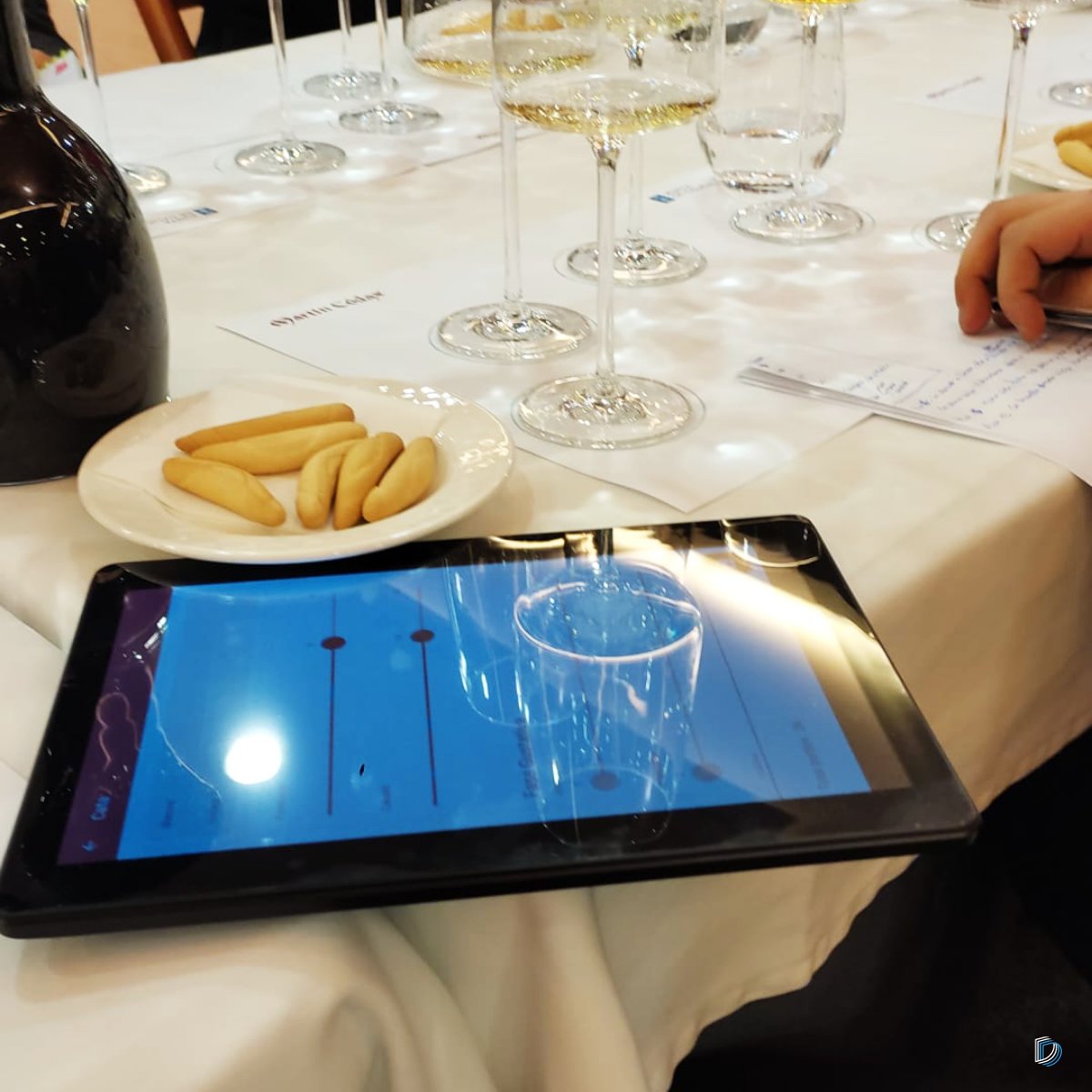 DimensionaCT's tweet photo. Estamos en la IX edición del "Campeonato de Sumillería Suso Domínguez" celebrada en la bodega @BodMartinCodax , aportando nuestra solución tecnológica #CATAPP🍷📲
Más info en ➡️ https://t.co/Q2o6zNw94o
#hosteleria #sumiller #vino #gastronomia #app #Tecnologia #Evento https://t.co/bnr9mRLdfa