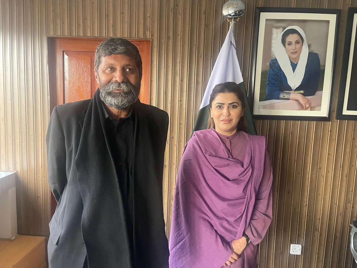 syedabidshah15's tweet photo. وفاقی وزیر بینظیر انکم سپورٹ پروگرام و مرکزی انفارمیشن سیکرٹری پاکستان پیپلز پارٹی  @ShaziaAttaMarri کے ساتھ انکے افس اسلام آباد میں ملاقات کے بعد گروپ فوٹو۔ https://t.co/YKu05WtJ4h